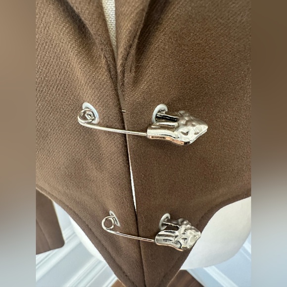 Chic Cropped Brown Blazer with Silver Safety Pin Accents (Size Small) - Picture 3 of 4